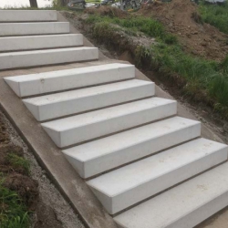 Kvalitné betonove schody do domu